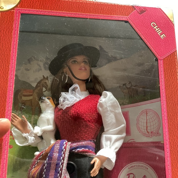 Dolls of the World Barbie Collector Chile NRFB - Picture 8 of 10